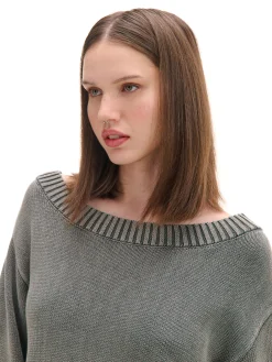 Antracytowy sweter z odkrytymi ramionami