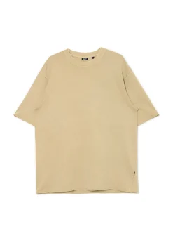 Beżowa koszulka z surowym wykończeniem