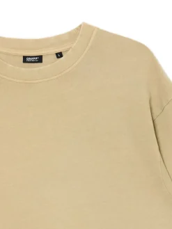 Beżowa koszulka z surowym wykończeniem