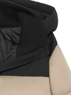 Beżowa kurtka puffer z czarnym karczkiem