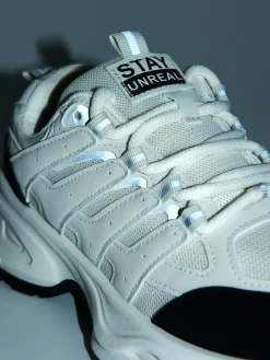 Beżowe sneakersy z odblaskowymi elementami