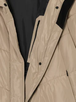 Beżowy płaszcz z kapturem