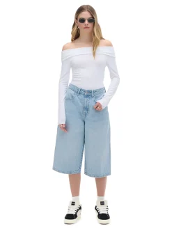 Biała bluzka z odkrytymi ramionami