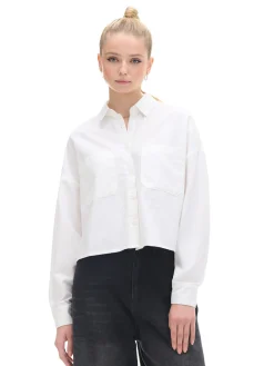 Biała koszula z rozcięciami