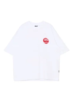 Biała koszulka w streetowym stylu