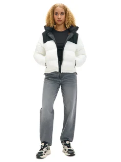 Biała kurtka puffer z czarnym karczkiem