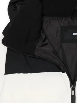 Biała kurtka puffer z czarnym karczkiem