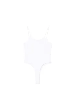 Białe body na ramiączkach