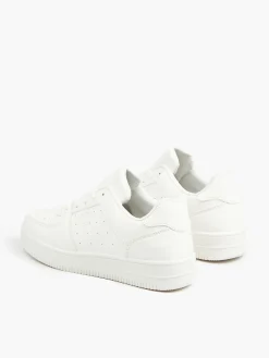 Białe sneakersy