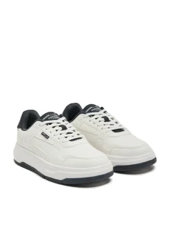 Białe sneakersy z czarnymi elementami