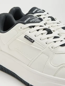 Białe sneakersy z czarnymi elementami