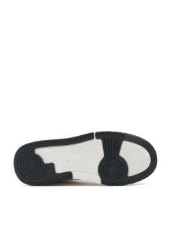 Białe sneakersy z czarnymi elementami