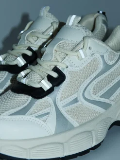 Białe sneakersy z elementami reflective