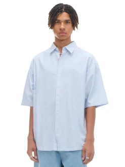 Biało-błękitna koszula z krótkim rękawem