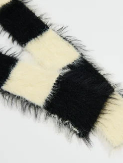 Biało-czarny szalik z meszkiem