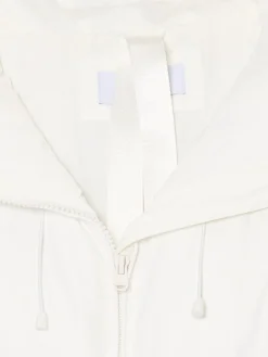 Biały pikowany płaszcz z kapturem