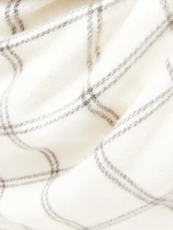Biały szalik w kratę z frędzlami