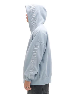 Błękitna bluza z kapturem i naszywkami