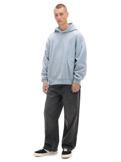 Błękitna bluza z kapturem i naszywkami