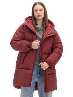 Bordowy pikowany płaszcz z kapturem