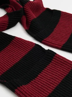Bordowy szalik z kieszeniami