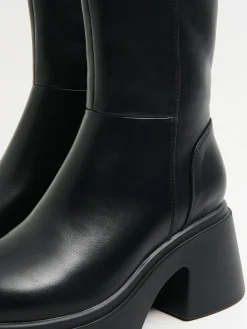 Botki z imitacji skóry na słupku