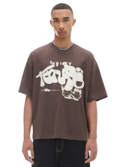 Brązowa koszulka z nadrukiem i aplikacją