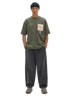 Ciemnozielona koszulka z kieszenią