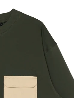 Ciemnozielona koszulka z kieszenią