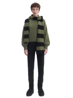 Ciemnozielony sweter z szerokim rękawem