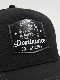 Czapka z daszkiem i funkcyjną siateczką