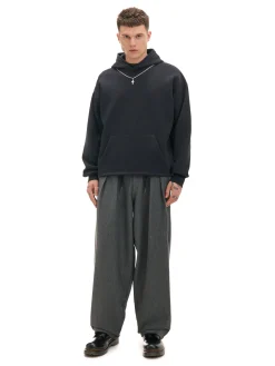 Czarna bluza hoodie z naszyjnikiem