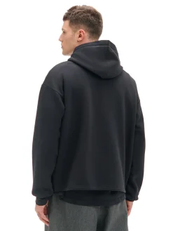 Czarna bluza hoodie z naszyjnikiem