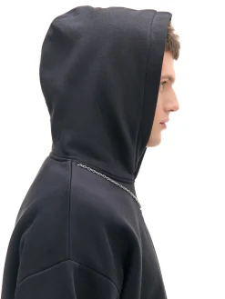 Czarna bluza hoodie z naszyjnikiem