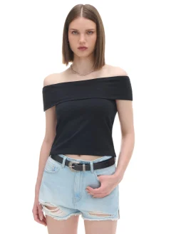 Czarna bluzka z dekoltem carmen