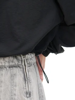 Czarna bluzka z nadrukiem i regulacją