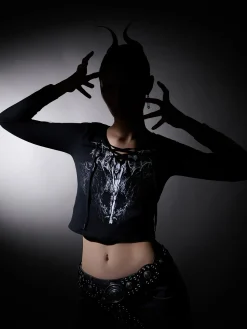 Czarna bluzka z wiązaniem i nadrukiem