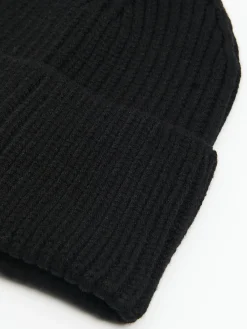 Czarna czapka beanie