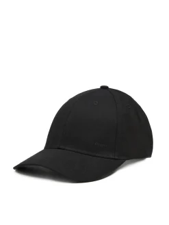 Czarna czapka z daszkiem