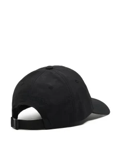 Czarna czapka z daszkiem