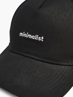 Czarna czapka z daszkiem i haftem