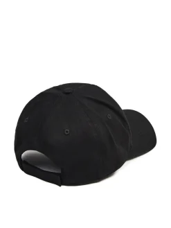 Czarna czapka z daszkiem i haftem