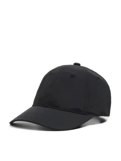 Czarna czapka z daszkiem i napisem