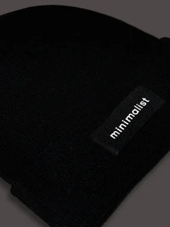 Czarna czapka z napisem