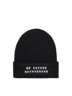 Czarna czapka z personalizowanym napisem