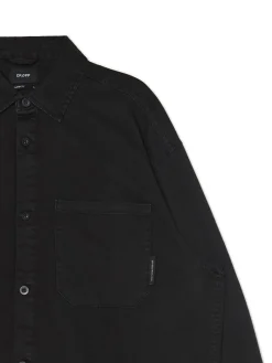 Czarna koszula z kieszeniami