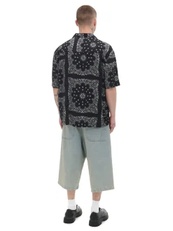 Czarna koszula z krótkim rękawem