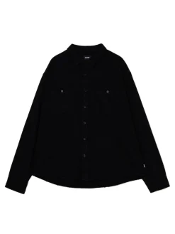 Czarna koszula z postrzępieniami