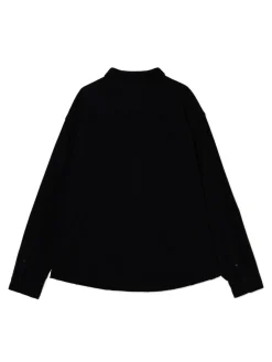 Czarna koszula z postrzępieniami