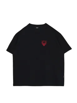 Czarna koszulka z naszywką